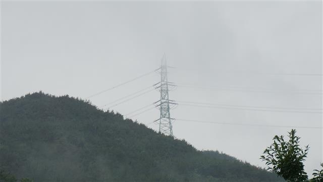 2014년 9월 단장면 인근에 들어선 한국전력공사 송전탑을 용회마을에서 바라본 모습.