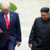 트럼프 “내 친구” 어깨 톡톡… 김정은 “북한땅 밟은 첫 美대통령”
