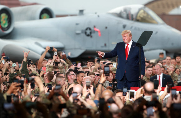 트럼프 미국 대통령이 지난 6월 경기 평택 주한미군 오산공군기지에서 장병들을 격려하고 있다.연합뉴스