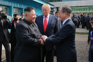 북 통신, 판문점 북미정상회동 보도…“미국과 대화 재개 합의”