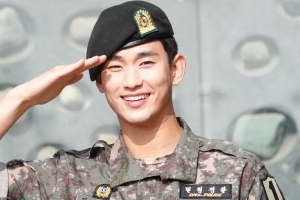 [종합] 김수현, 늠름한 모습으로 제대