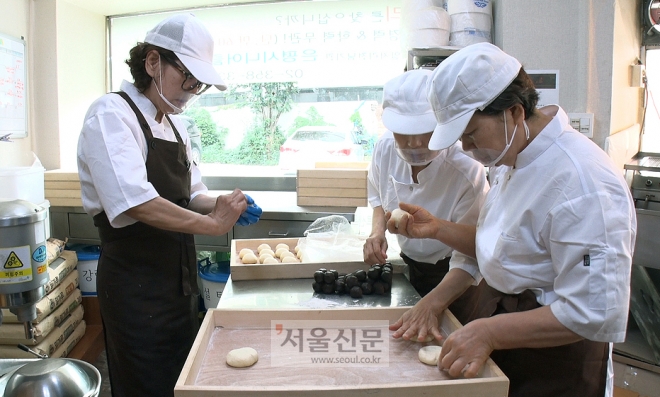 지난달 26일 서울 은평구 녹번동 꽈배기 나라 1호점에서 어르신들이 세 번 숙성한 밀가루 반죽으로 꽈배기와 찹쌀도넛을 만들고 있다.