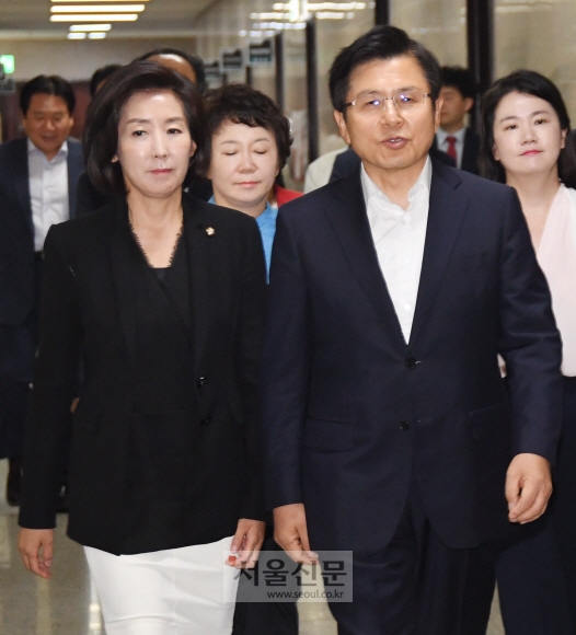 자유한국당 황교안 대표와 나경원 원내대표가 1일 국회에서 열린 최고위원회의에 들어서고 있다. 2019.7.1.  김명국 선임기자 daunso@seoul.co.kr