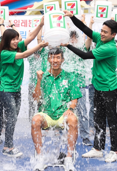 가수 션이 1일 오전 서울 청계광장에서 열린 세븐일레븐 루게릭요양병원 건립 후원 아이스버킷 챌린지에 참석하고 있다. 2019.7.1<br>연합뉴스