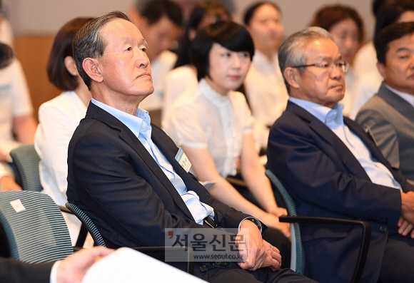 허창수 전국경제인연합회 회장이 1일 오후 서울 전경련 컨퍼런스센터에서 열린 K-Move 일본취업연수 발대식에 참석하고 있다. 2019.7.1. 오장환 기자 5zzang@seoul.co.kr