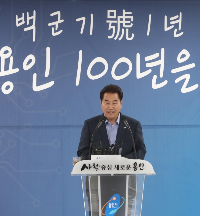 1일 용인 어린이상상의숲에서 열린 민선7기 1주년 기자간담회에서 백군기 시장이 수상 소감과 시의 비전 등을 밝히고 있다.