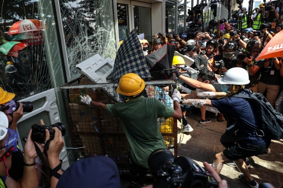 홍콩 반환 22주년… 성난 시위대 “행정장관 사퇴하라”