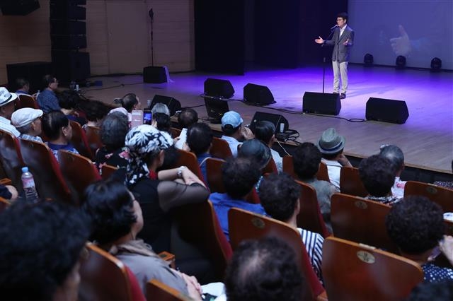 정원오 성동구청장이 지난달 25일 소월아트홀 대공연장에서 열린 실버뮤지컬 ‘내 삶의 노래’에 참석, 지역 내 어르신들의 애환에 공감을 표하고 있다. 성동구 제공