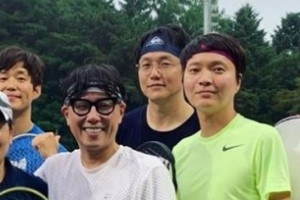 신정환 근황, 윤종신 옆 미소 “주말 테니스” [EN스타]