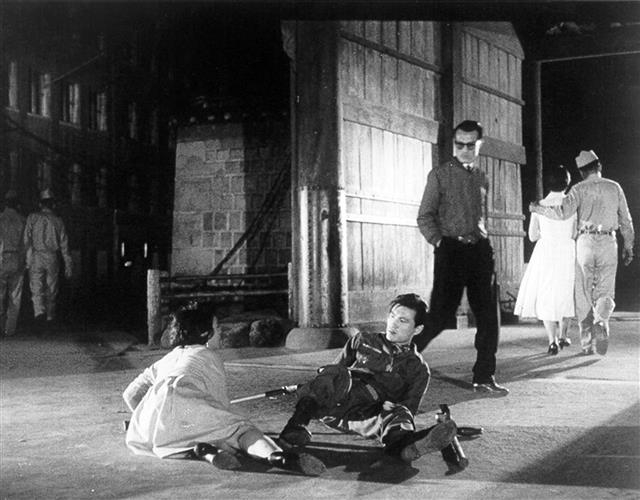전후 한국사회의 궁핍하고 무기력한 현실을 영상화한 유현목 감독의 ‘오발탄’(1961). 한국영상자료원 제공