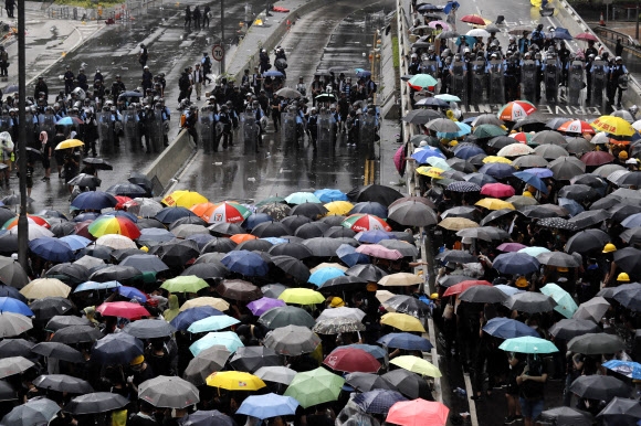 홍콩 반환 22주년… 민주화 요구하는 우산 시민들 