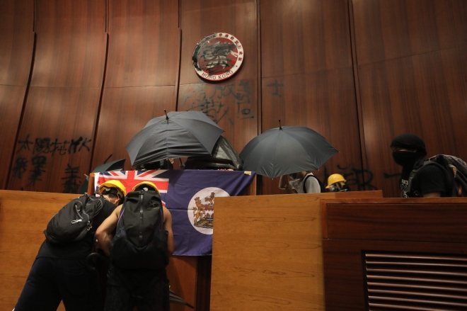 사상 초유 의사당 점거한 홍콩 시위대