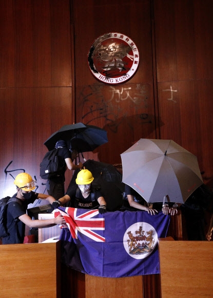 홍콩 반환 22주년에… 시위대, 사상 초유 의사당 점거