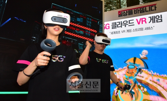 LG유플러스가 2일 서울 용산사옥에서 5G 네트워크 기반 클라우드 VR게임 시범서비스를 시연하고 있다. 클라우드 VR게임은 매번 실행을 위해 PC 및 게임 구동 케이블 연결과 디바이스 설치 등의 복잡한 과정 없이 클라우드 서버에서 실행되기 때문에 5G네트워크가 구축된 곳이면 언제든 고사양의 VR게임을 스트리밍으로 즐길 수 있는 것이 장점이다.  2019.7.2.    이종원 선임기자 jongwon@seoul.co.kr