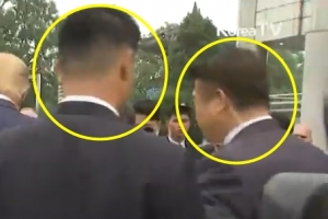 판문점서 재회한 남북 경호원…영화 같은 찰나의 인사