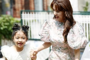 [포토] 정시아, 인형같은 딸 서우와 함께 행복한 외출