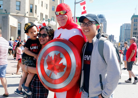 [포토] 건국 기념일 맞은 캐나다 ‘캡틴 캐나다’ 등장