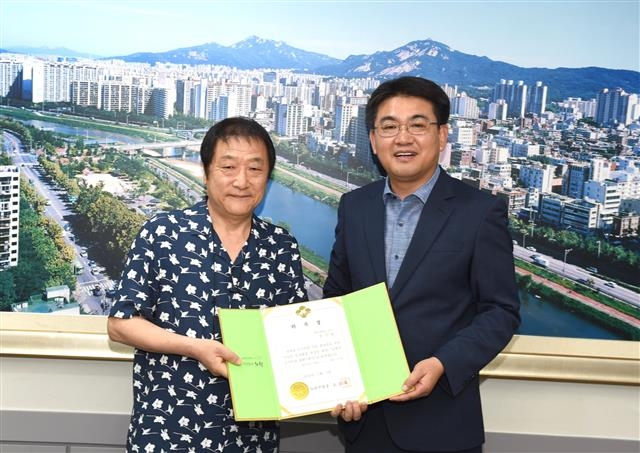 오승록(오른쪽) 노원구청장이 지난달 25일 유진형 홍익대 교수를 도시경관 총괄기획관으로 위촉한 뒤 기념촬영을 하고 있다. 노원구 제공