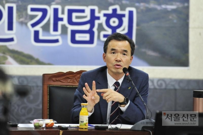 이항진 여시장이 취임 1주년을 맞아 2일 오후 2시 시청 상활실에서 열린 언론 간담회에서 기자들의 질문에 답변을 하고 있다.  2019.07.02   이천시 제공