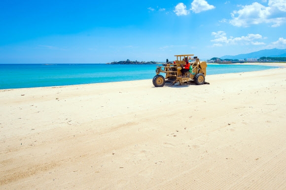 해변은 손님맞이 준비 중