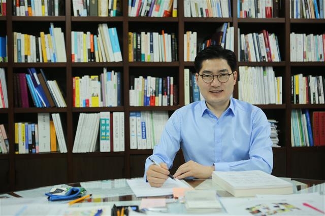 지난 1일 민선 7기 취임 1주년을 맞은 이정훈 강동구청장이 구청 집무실에서 진행된 서울신문과의 인터뷰에서 지난 1년간 구정을 이끌어 온 소감과 앞으로의 구상을 밝히고 있다. 강동구 제공