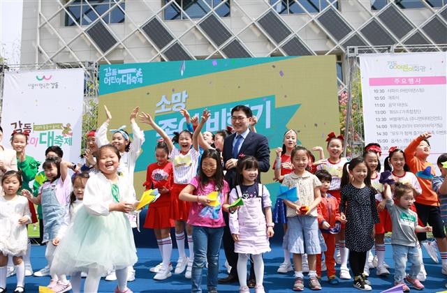 지난 5월 서울 강동구청 앞 열린뜰에서 열린 ‘강동 어린이 대축제’에서 이 구청장이 어린이들과 함께 소망을 적은 종이비행기를 날려보내고 있다. 강동구 제공