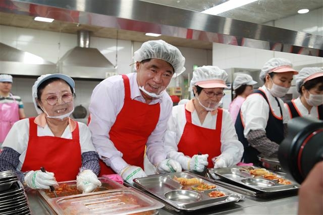 민선 7기 1주년을 맞은 지난 1일 서울 구청장들이 기념식 대신 민생 행보에 나섰다. 박준희(왼쪽 두 번째) 관악구청장이 관악노인종합복지관을 찾아 어르신들에게 배식 봉사를 하고 있다. 관악구 제공