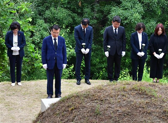 민선 7기 1주년을 맞은 지난 1일 서울 구청장들이 기념식 대신 민생 행보에 나섰다. 류경기(왼쪽 두 번째) 중랑구청장이 망우리공원을 찾아 독립운동가 오세창 선생의 묘역에서 참배하고 있다.  중랑구 제공