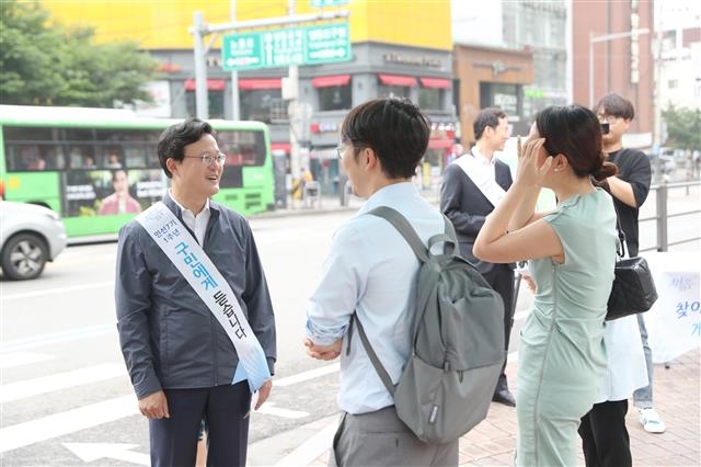 민선 7기 1주년을 맞은 지난 1일 서울 구청장들이 기념식 대신 민생 행보에 나섰다. 채현일(왼쪽) 영등포구청장이 지하철2호선 당산역에서 ‘찾아가는 영등포 1번가 게릴라 거리투어’를 진행하며 시민들을 만나고 있다. 영등포구 제공