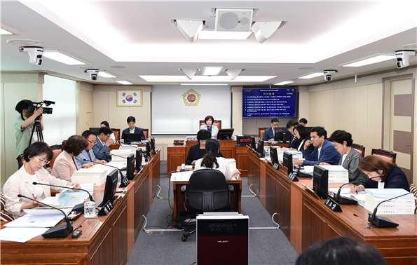 제287회 정례회 중 찾동 관련 질의 중인 김혜련 위원장