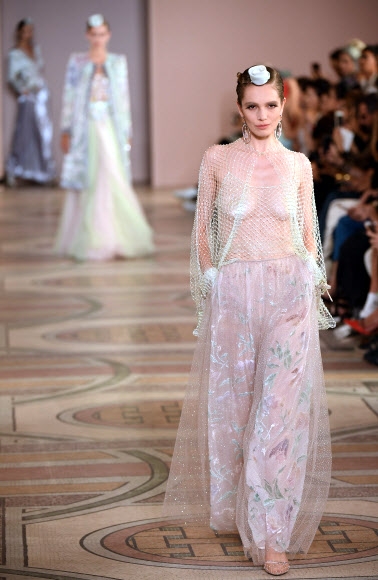 2일(현지시간) 프랑스 파리에서 열린 19/20 가을겨울 오트쿠튀르 패션쇼에서 모델이 조르지오 아르마니의 컬렉션을 선보이고 있다. AFP 연합뉴스