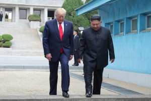 트럼프 “군사분계선 넘어가도 됩니까”…문 대통령에게만 사전 상의