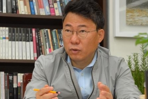 운동복 입고 출근길 소통… 골목길 돌며 쓰레기 촬영