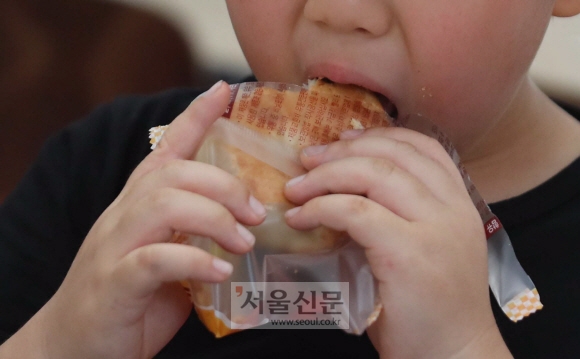 급식 조리사 등 학교 비정규직 노동자 3만 5000명(노조 측 집계·정부 집계는 2만 2000명)이 파업한 3일 서울의 한 초등학교에서 아이가 대체 급식으로 나온 빵을 먹고 있다.  박윤슬 기자 seul@seoul.co.kr