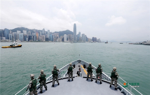 중국 인민해방군 기관지인 해방군보가 지난 2일 웨이보를 통해 지난달 26일 홍콩에 주둔하고 있는 인민해방군이 홍콩 해역에서 육해공 합동 긴급 출동 및 대응 훈련을 했다며 여러 장의 사진을 공개했다. 해방군보 홈페이지 캡처