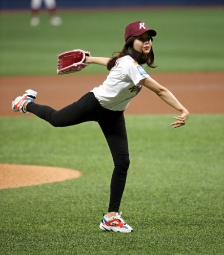 배우 한보름이 3일 서울 구로구 고척스카이돔에서 열린 2019 신한은행 마이카 KBO리그 두산 베어스와 키움 히어로즈의 경기에서 시구를 하고 있다. 2019.7.3 <br>연합뉴스