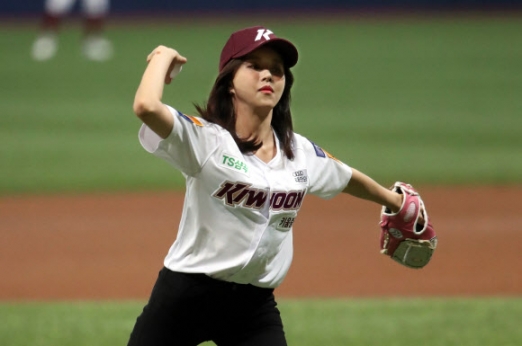 배우 한보름이 3일 서울 구로구 고척스카이돔에서 열린 2019 신한은행 마이카 KBO리그 두산 베어스와 키움 히어로즈의 경기에서 시구를 하고 있다. 2019.7.3 <br>연합뉴스