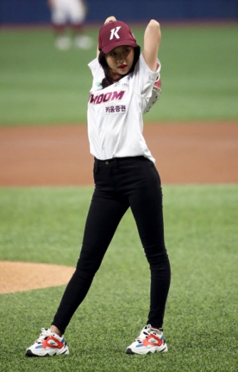 배우 한보름이 3일 서울 구로구 고척스카이돔에서 열린 2019 신한은행 마이카 KBO리그 두산 베어스와 키움 히어로즈의 경기에서 시구를 하고 있다. 2019.7.3 <br>연합뉴스