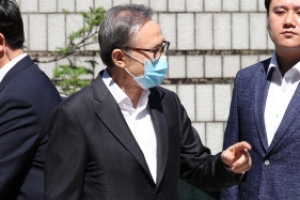 [포토] ‘이틀째 법원 출석’ MB, 지지자 향해 손짓
