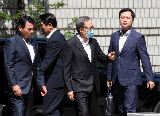 [포토] ‘이틀째 법원 출석’ MB, 지지자 향해 손짓