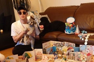 박유천 근황, 수북이 쌓인 팬레터 앞 편안한 모습 포착 [EN스타]