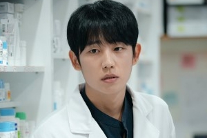 ‘봄밤’ 정해인, 충격에 몸도 못 가누는 모습 “왜 무너졌나”