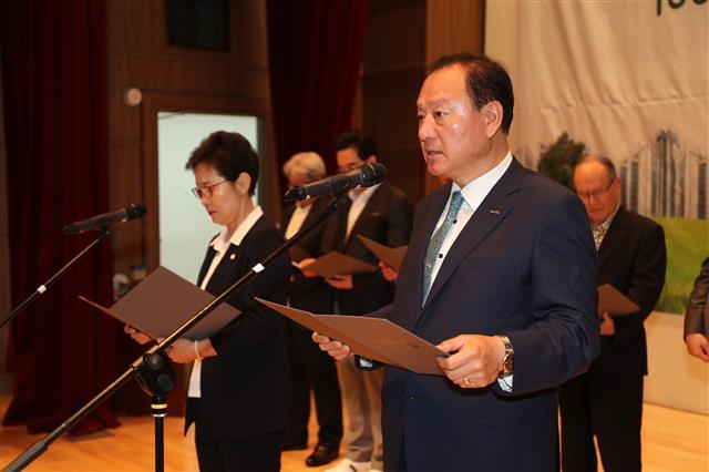 지난 1일 서울 마포구청 대강당에서 열린 ‘건강도시 마포 선포식’에서 유동균 마포구청장이 선언문을 낭독하고 있다. 마포구 제공 지난 1일 서울 마포구청 대강당에서 열린 ‘건강도시 마포 선포식’에서 유동균 마포구청장이 선언문을 낭독하고 있다. 마포구 제공