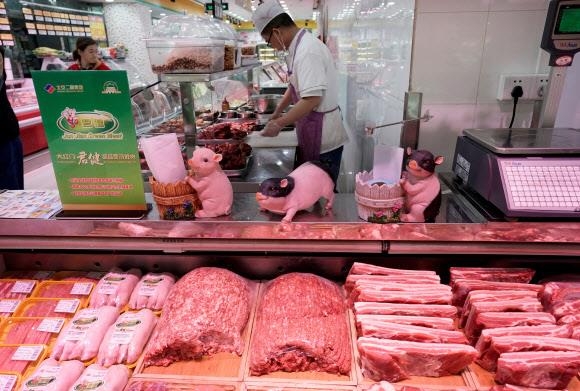 중국 정부는 지난달 26일 캐나다산 돼지고기에서 금지하는 사료첨가물 ‘락토파민’이 검출된 후 조사에 착수한 결과 위조된 검역증명서 188건을 적발했다며 캐나다산 육류 수입을 전면 중단했다. 사진은 지난 4월 11일 베이징의 한 슈퍼마켓에서 한 남성이 돼지고기를 손질하는 모습. 베이징 로이터 연합뉴스