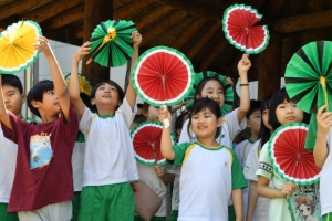 수박 부채로 더위 날려요