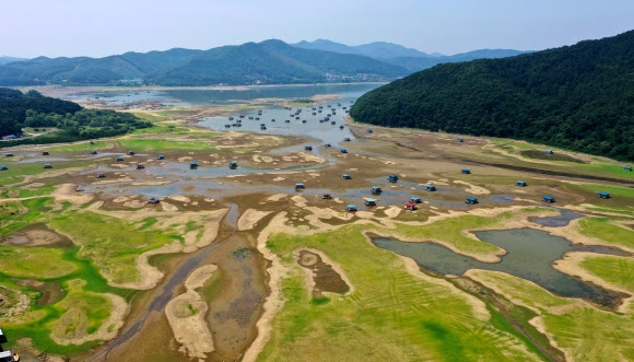 마른장마가 계속되면서 곳곳에 바닥을 드러낸 경기 용인시 이동저수지. 연합뉴스 