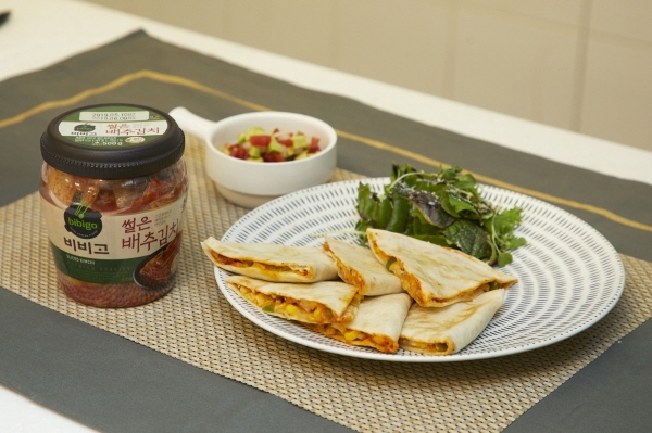 비비고 썰은 배추김치와 비비고 썰은 배추김치로 만드는 김치 퀘사디아.