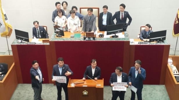5일 경기 성남시의회 본회의장에서 자유한국당과 바른미래당 의원들이 판교구청 예정부지 졸속매각을 반대 한다며 표결 거부를 하고 있다. 2019.07.05