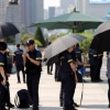 [포토] ‘폭염에는 양산’… 더위 피하는 경찰들