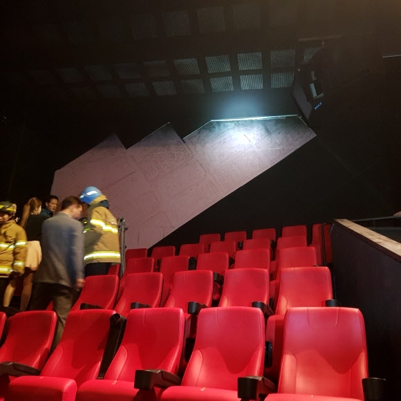 6일 오후 경기도 성남시 분당구 CGV 판교점 IMAX 관에서 영화 상영 중 천장의 흡음재가 떨어지는 사고가 났다. 사진은 사고 현장. 2019.7.6  경기소방재난본부 제공